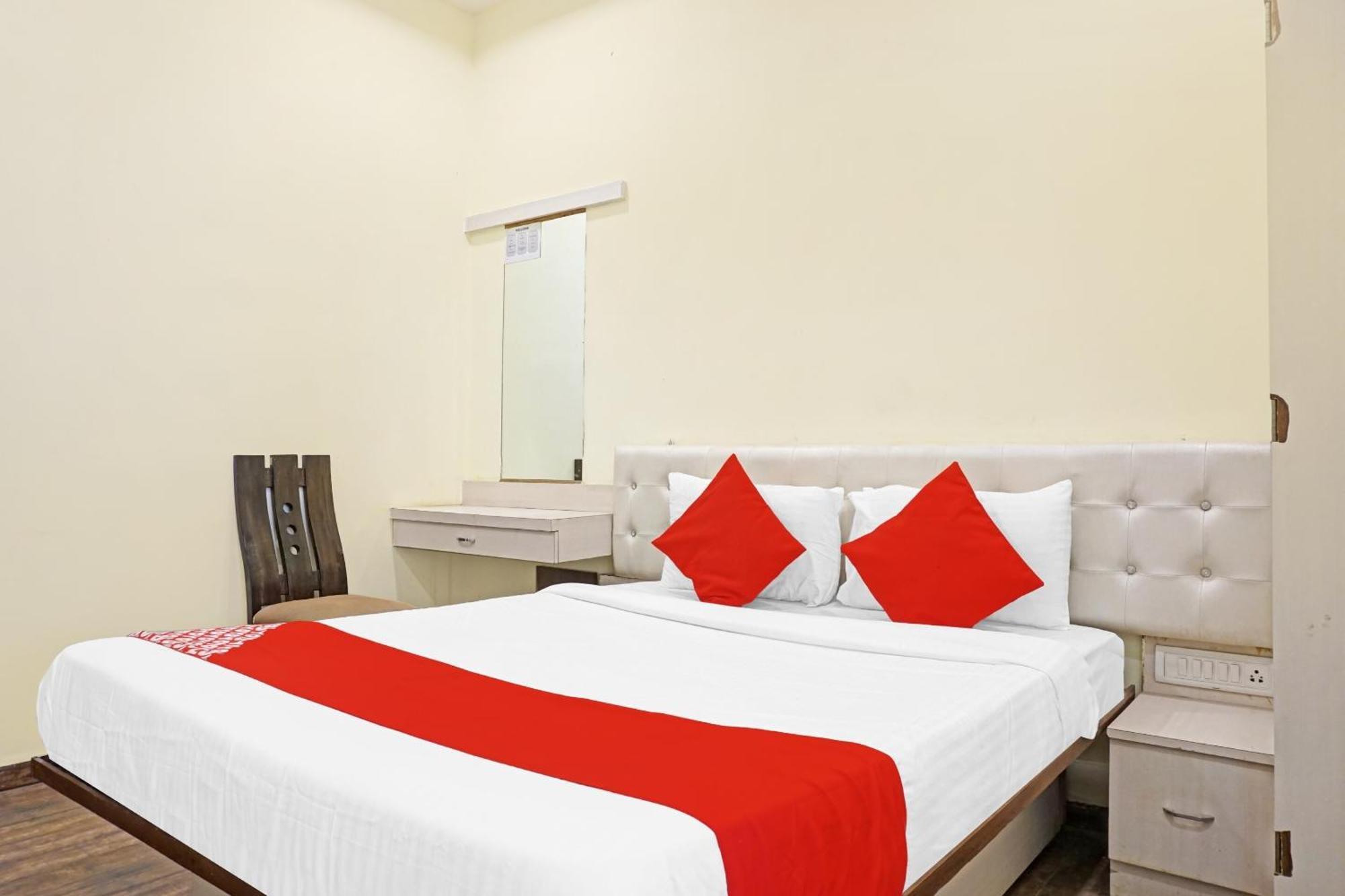 Hotel O 24K Inn Mundhva Buitenkant foto