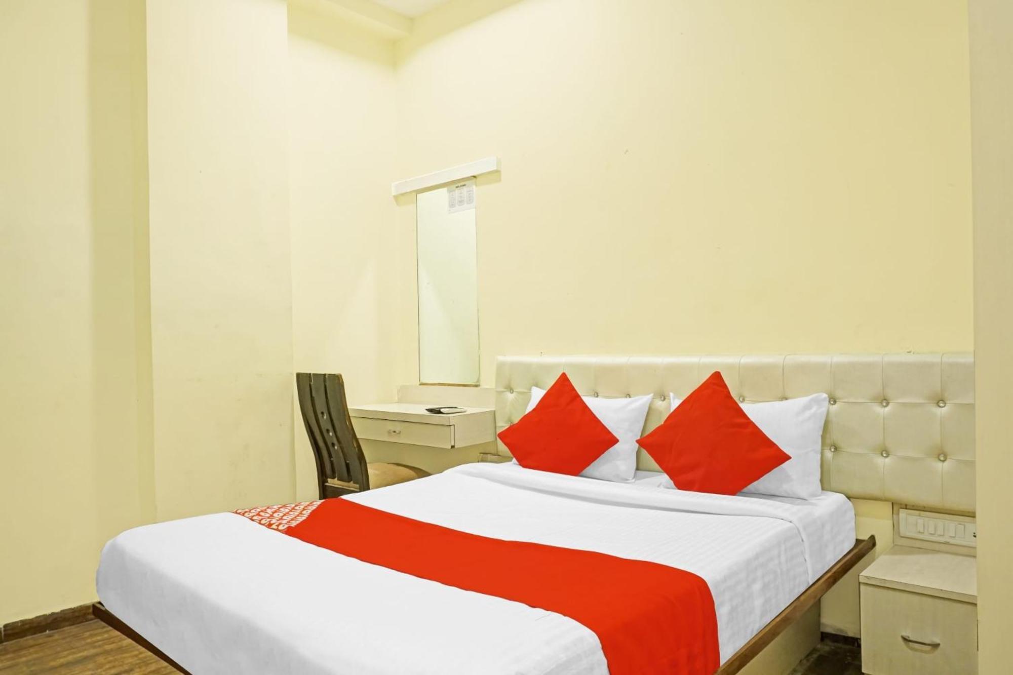 Hotel O 24K Inn Mundhva Buitenkant foto