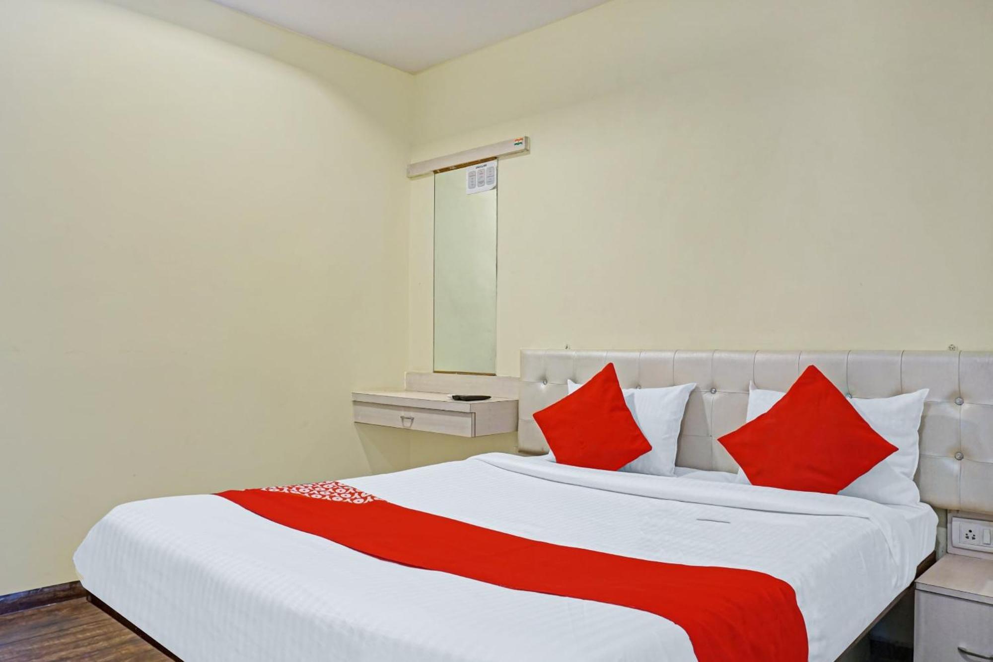 Hotel O 24K Inn Mundhva Buitenkant foto