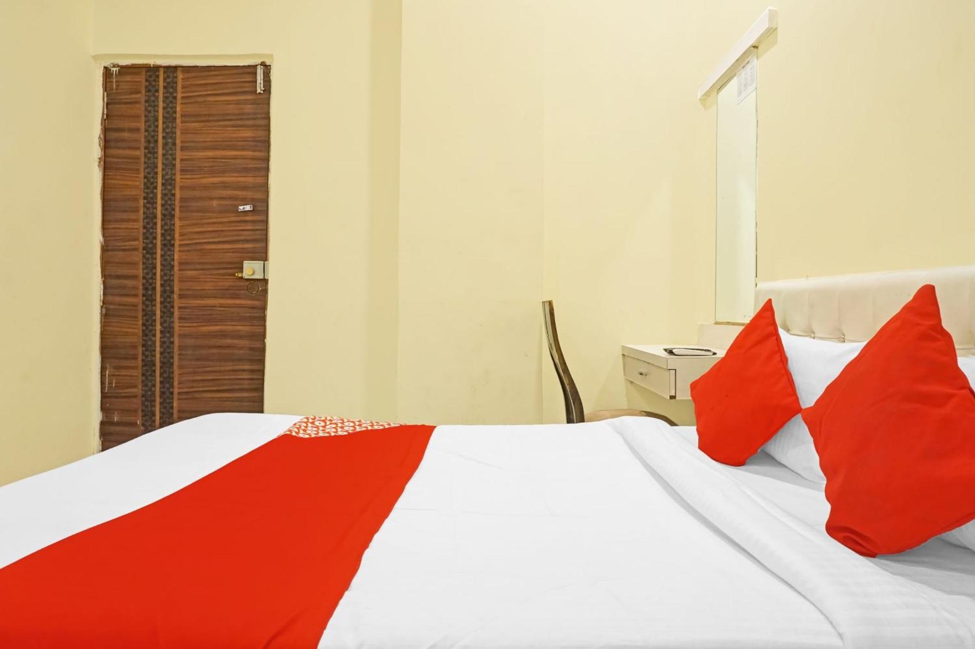 Hotel O 24K Inn Mundhva Buitenkant foto