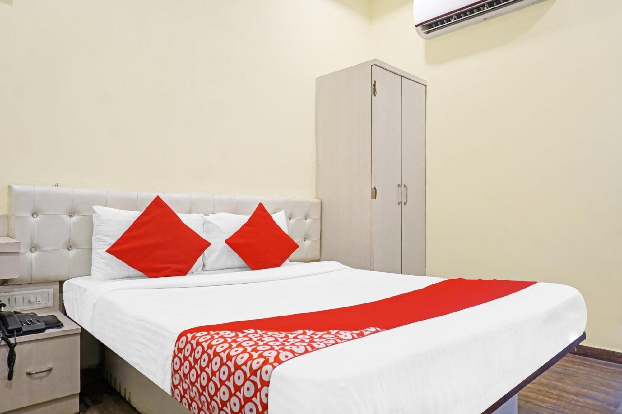 Hotel O 24K Inn Mundhva Buitenkant foto