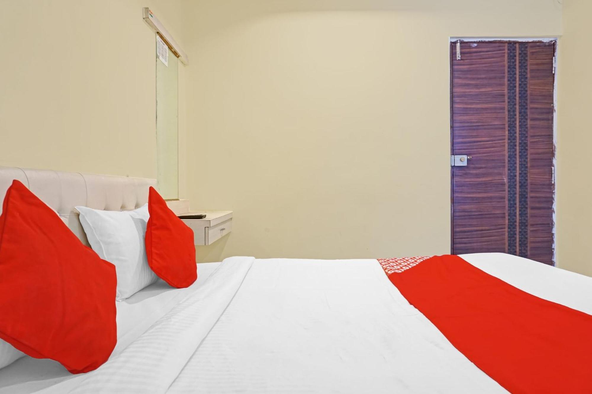 Hotel O 24K Inn Mundhva Buitenkant foto